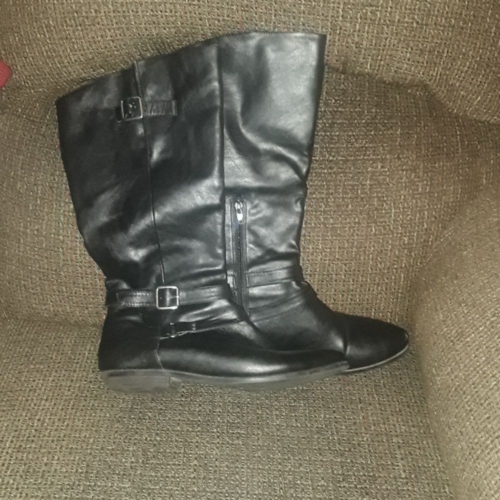 Super cute boots with for thicker calf